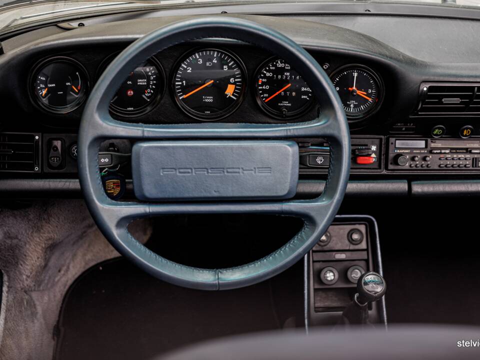 Image 31/44 de Porsche 911 Carrera 3.2 &quot;#250.000 911&quot; (1988)