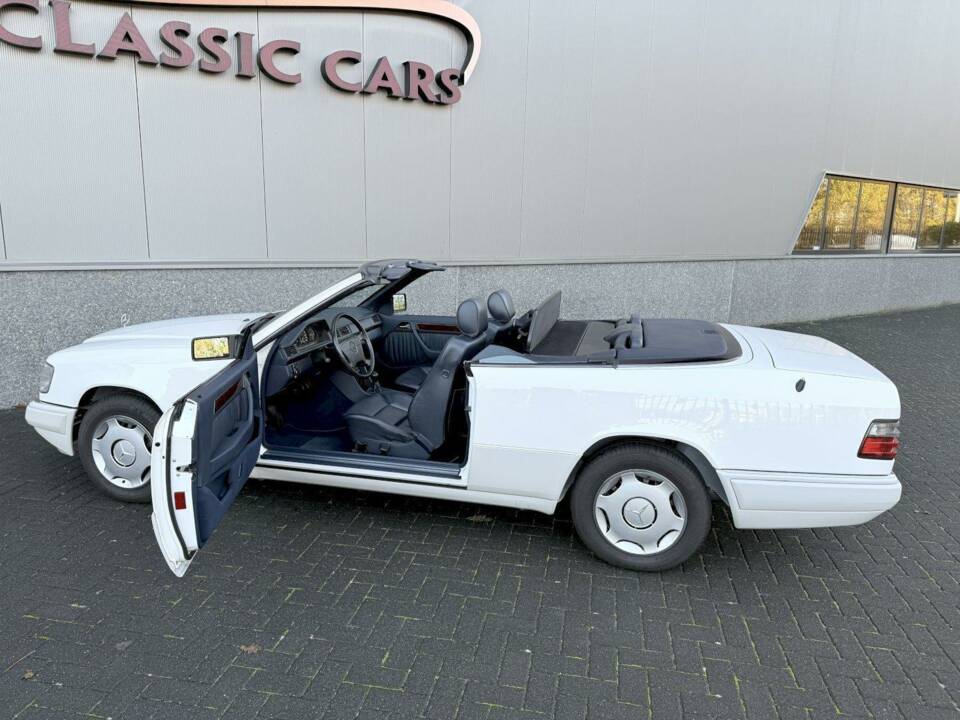 Image 4/36 of Mercedes-Benz E 200 (1994)