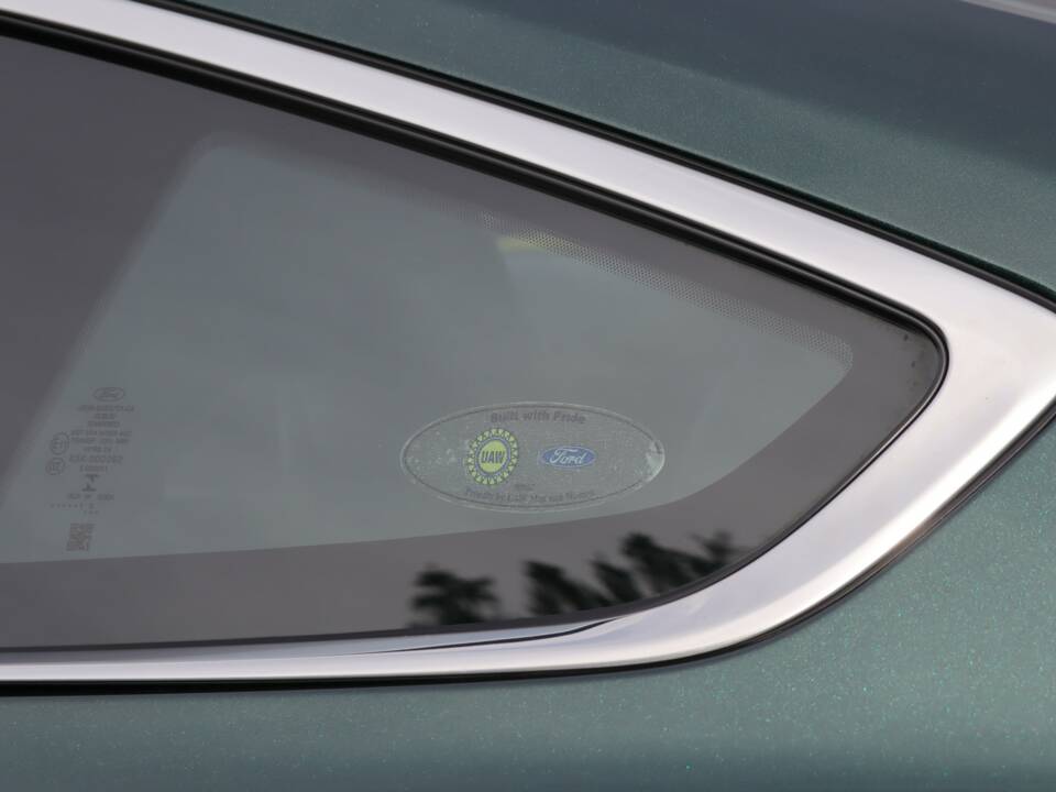 Immagine 50/50 di Ford Mustang GT 5.0 V8 Fastback (2019)