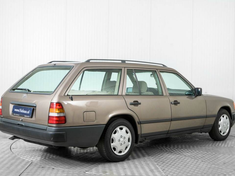 Image 2/50 of Mercedes-Benz 300 TD (1986)