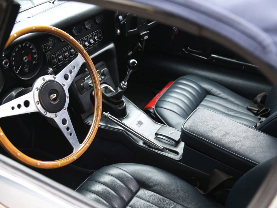 Image 38/48 de Jaguar E-Type (1969)
