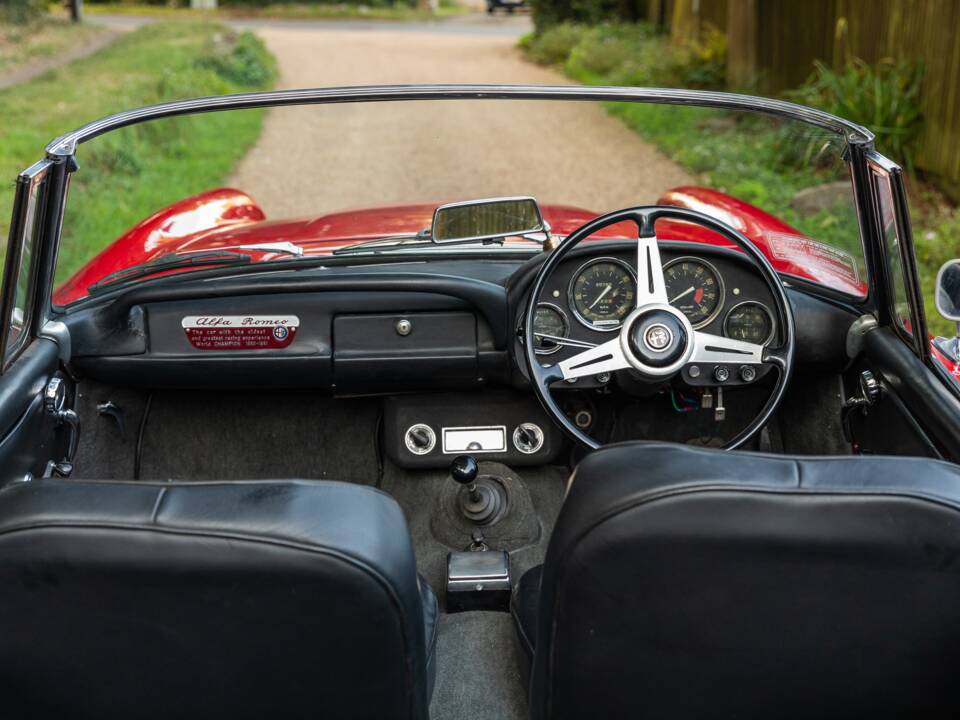 Image 10/27 of Alfa Romeo 2600 Spider (1964)