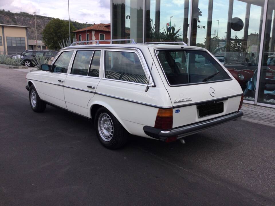 Immagine 4/39 di Mercedes-Benz 240 TD (1983)