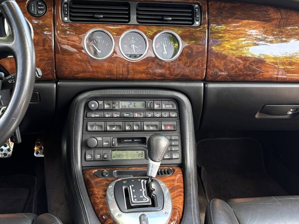 Image 15/28 de Jaguar XKR (2002)
