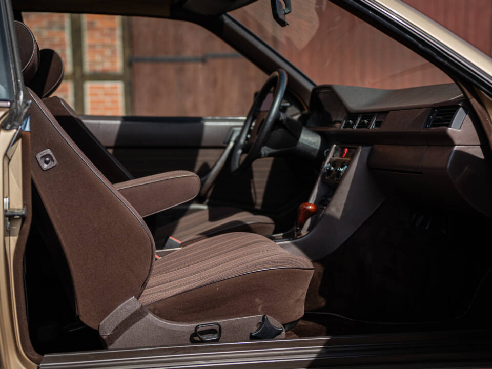 Image 36/40 of Mercedes-Benz 300 CE (1987)