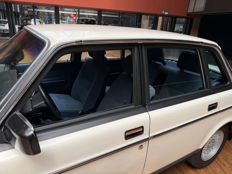 Bild 37/43 von Volvo 240 (1989)