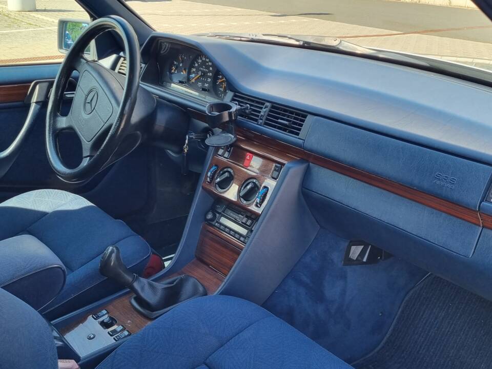 Bild 7/12 von Mercedes-Benz E 220 (1994)