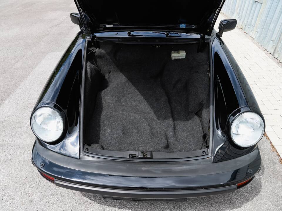 Image 30/108 de Porsche 911 Carrera 3.2 (1989)