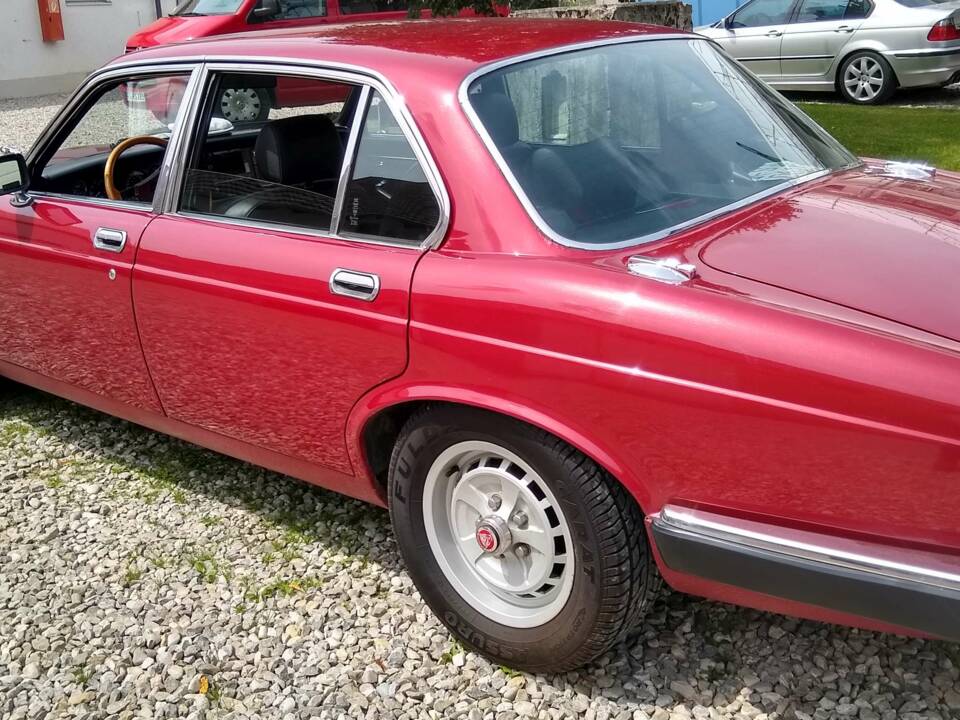 Image 6/14 of Jaguar XJ 12 (1981)