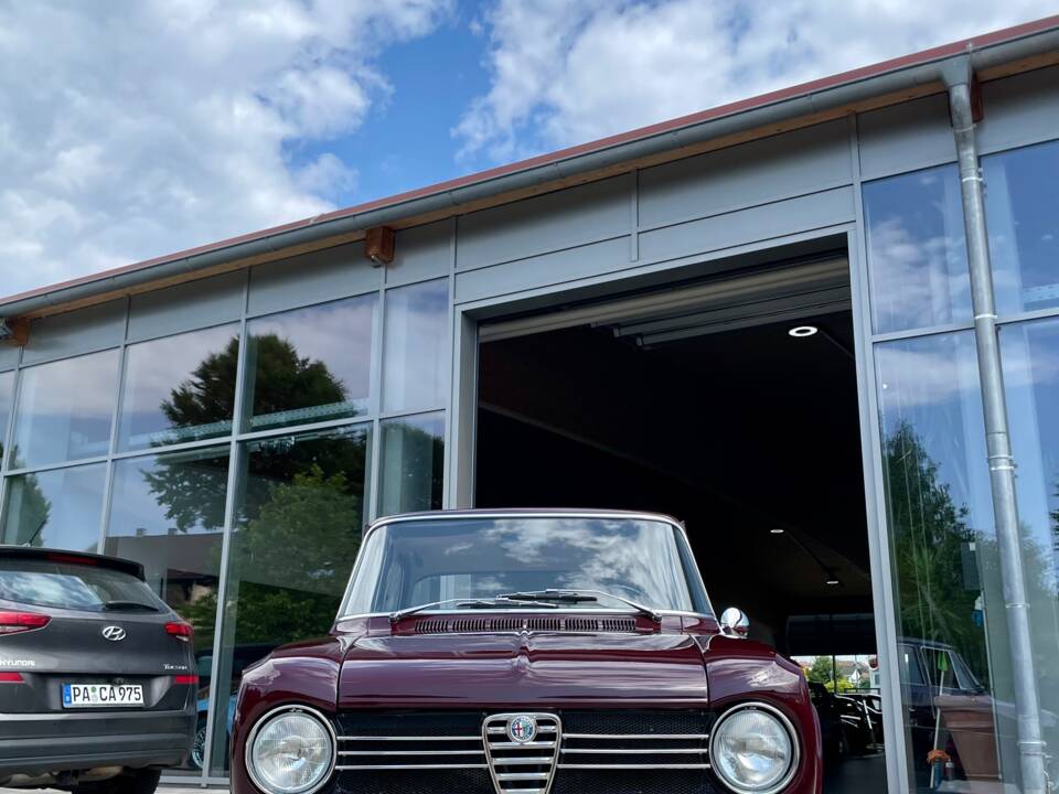Image 21/23 of Alfa Romeo Giulia 1300 Super (1972)