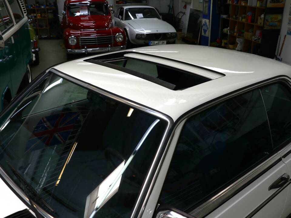 Bild 21/38 von Mercedes-Benz 230 CE (1984)