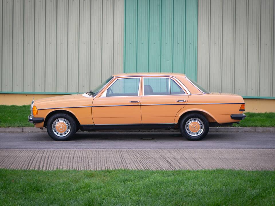 Image 3/32 of Mercedes-Benz 250 (1978)