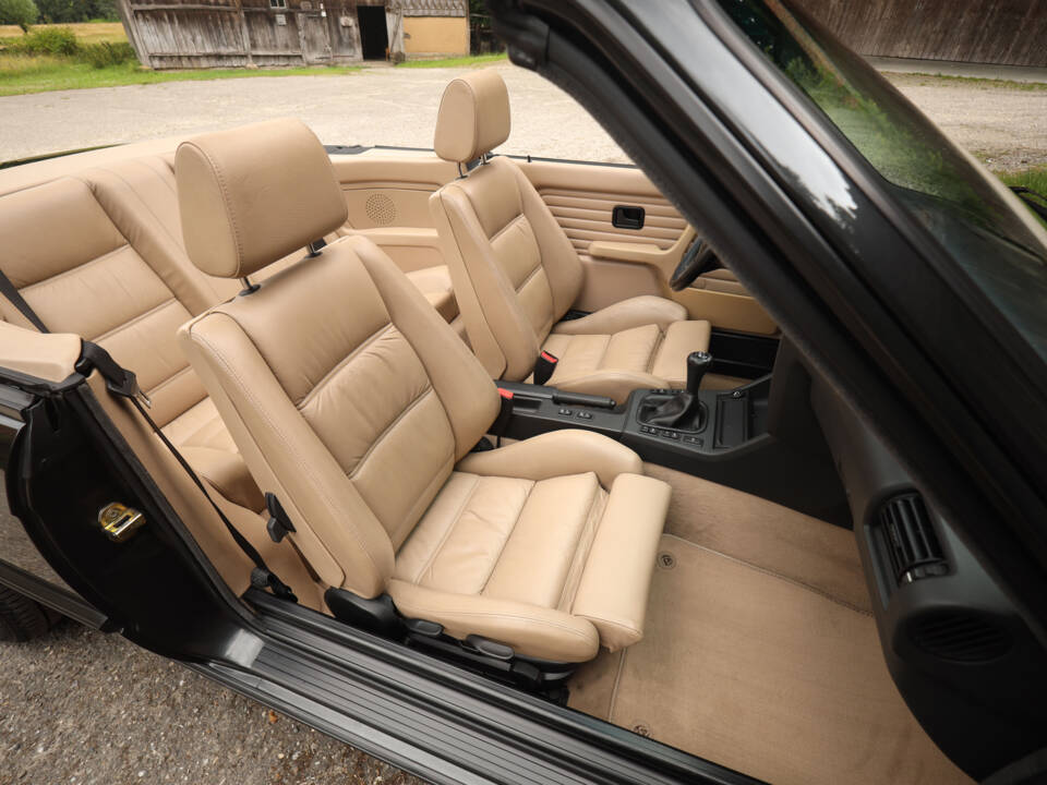 Image 17/83 de BMW 325i (1990)