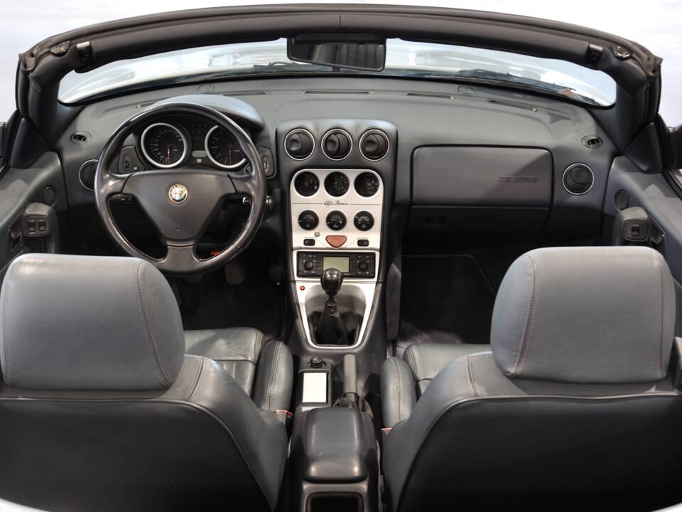 Image 16/32 of Alfa Romeo Spider 3.0 V6 24V (2002)