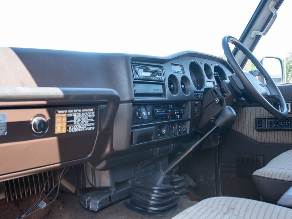Image 31/46 of Toyota Land Cruiser FJ 62 (1988)