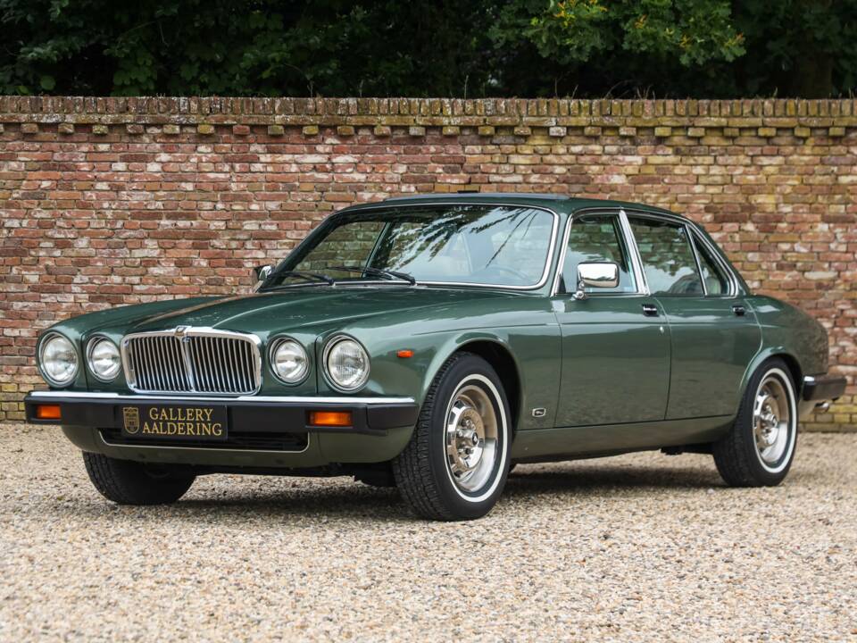 Image 23/50 of Jaguar XJ 6 4.2 (1985)