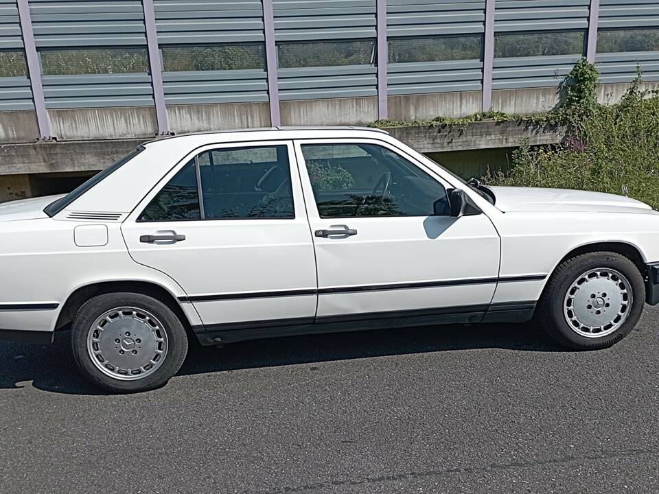 Immagine 6/16 di Mercedes-Benz 190 E (1984)