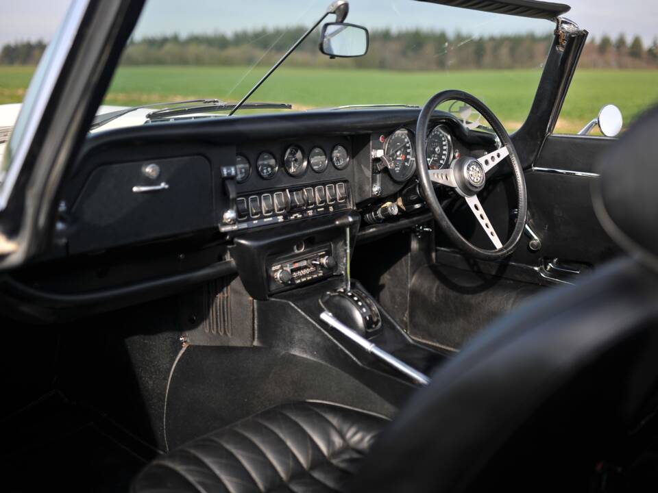 Image 12/39 of Jaguar E-Type V12 (1972)