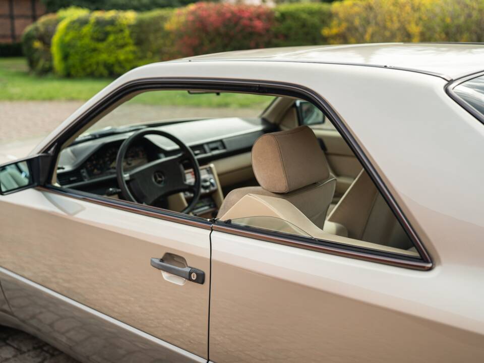 Afbeelding 13/63 van Mercedes-Benz 230 CE (1988)