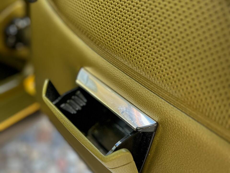 Image 107/139 of Mercedes-Benz 240 D (1978)