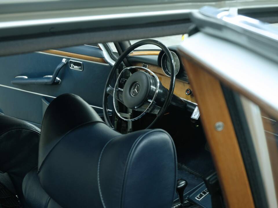 Image 41/50 of Mercedes-Benz 300 SEL 3.5 (1972)