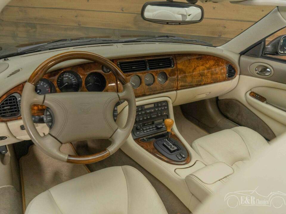 Image 2/19 de Jaguar XK8 4.0 (1997)