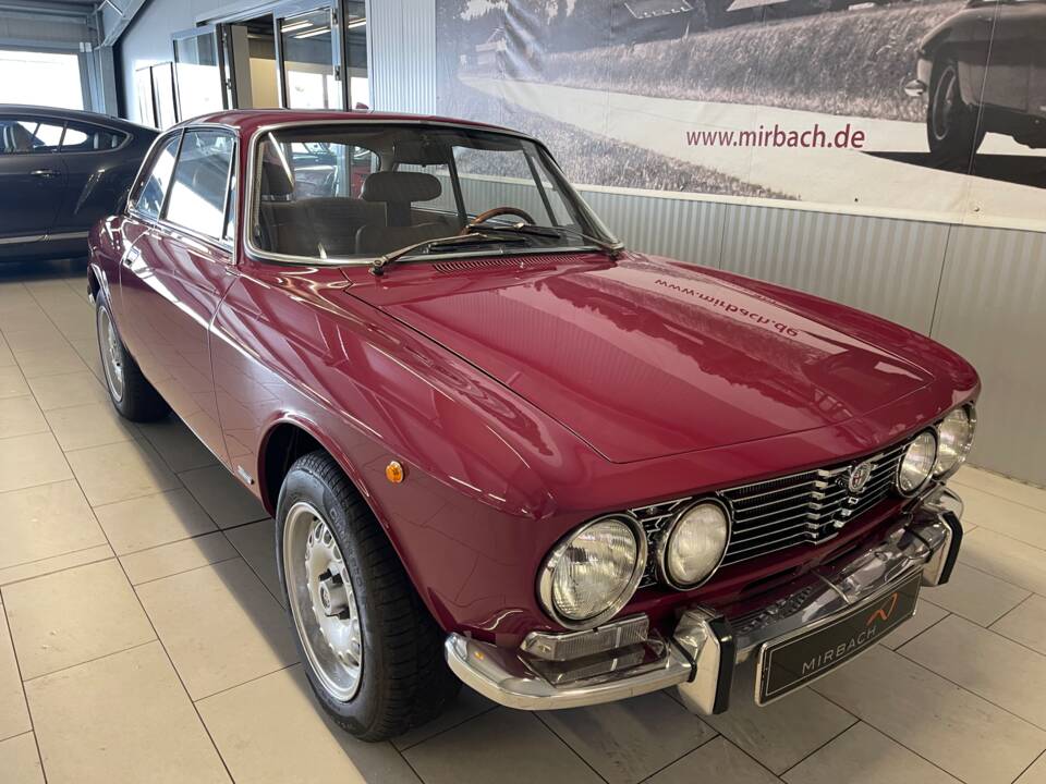 Image 4/18 de Alfa Romeo 2000 GT Veloce (1972)