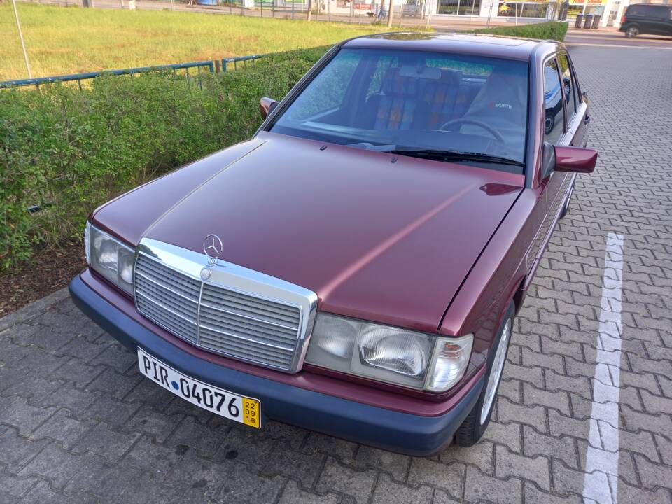 Image 12/137 of Mercedes-Benz 190 E 1.8 Avantgarde &quot;Rosso&quot; (1992)