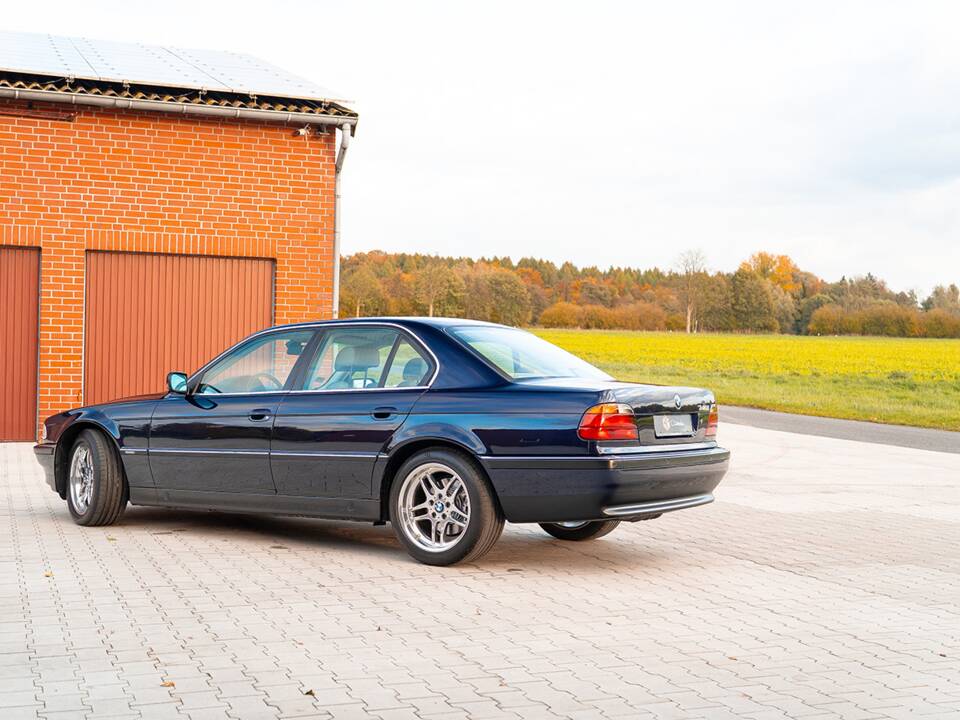 Image 5/55 of BMW 740i (1997)