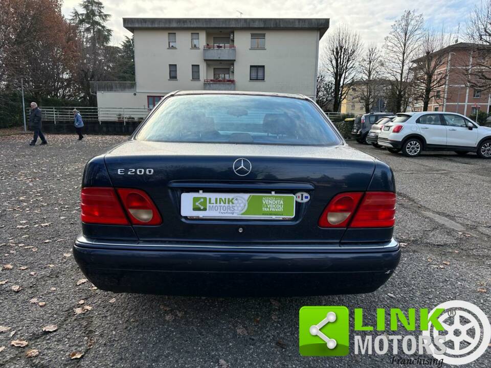 Immagine 2/10 di Mercedes-Benz E 200 (1996)