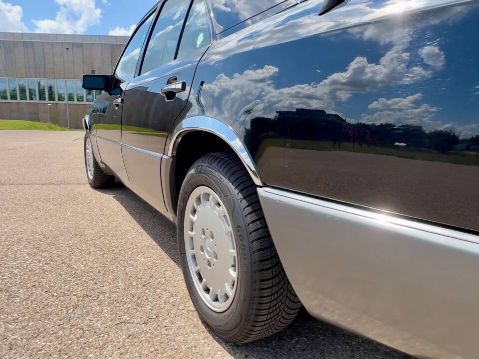 Immagine 3/36 di Mercedes-Benz 300 E 4-Matic (1989)