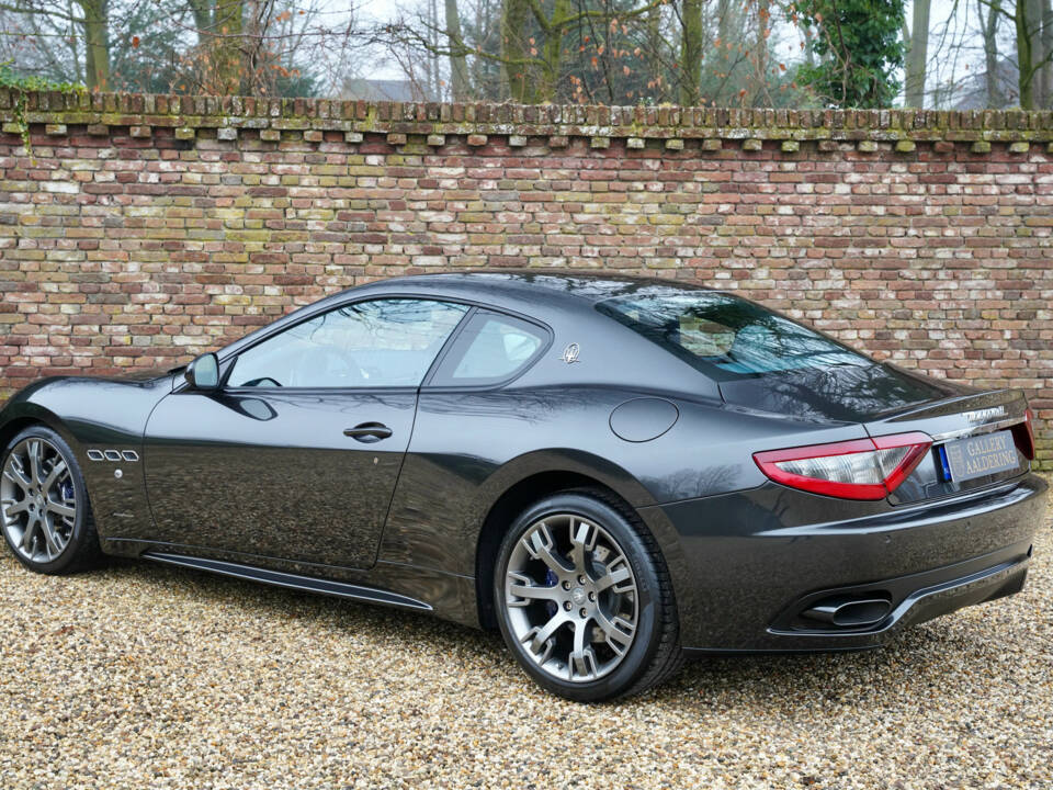 Image 19/50 of Maserati GranTurismo Sport (2013)