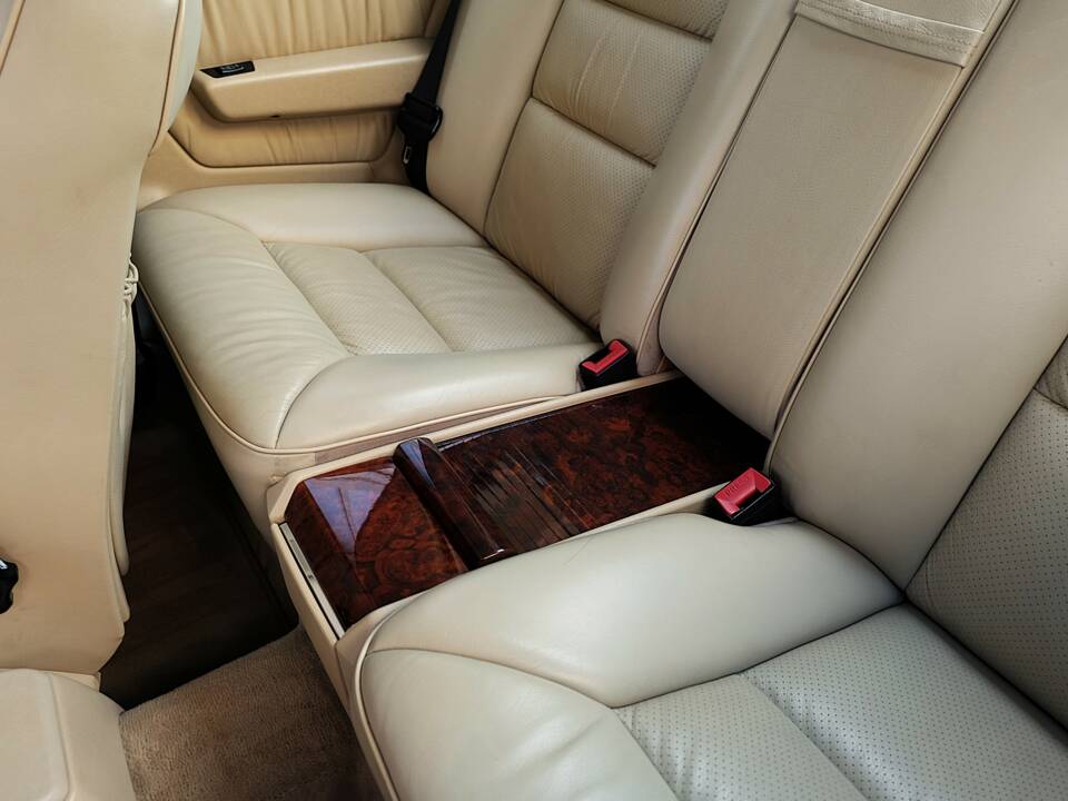 Image 13/63 of Mercedes-Benz 300 CE (1991)