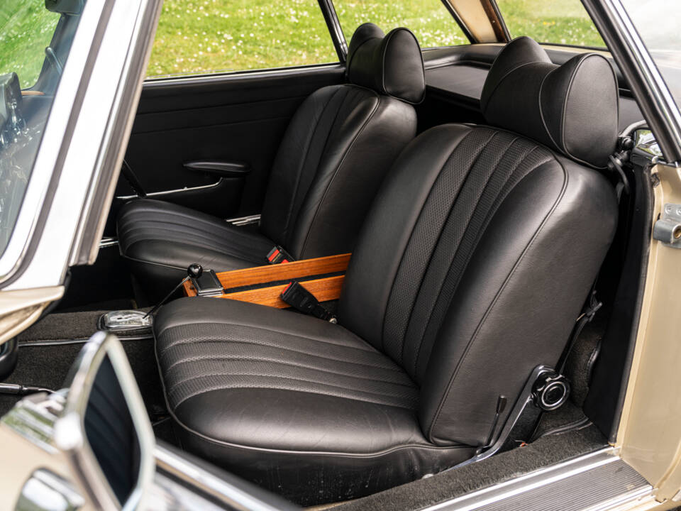 Image 18/21 of Mercedes-Benz 250 SL (1967)