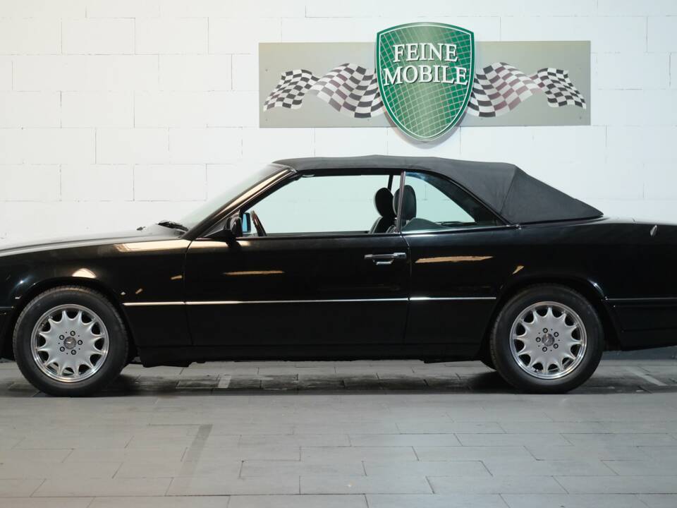 Image 17/30 de Mercedes-Benz E 220 (1995)