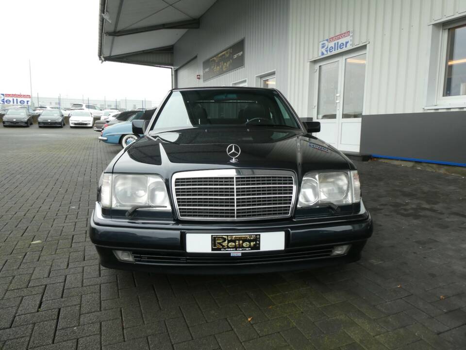 Bild 2/22 von Mercedes-Benz E 500 Limited (1994)