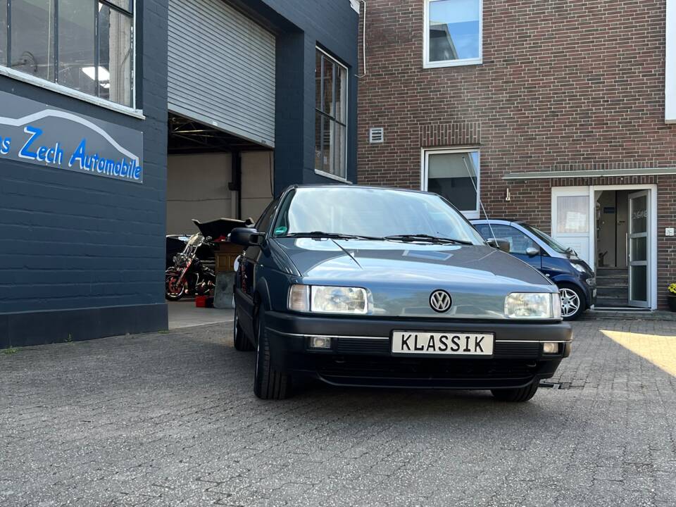 Image 2/33 of Volkswagen Passat 1.8 (1989)