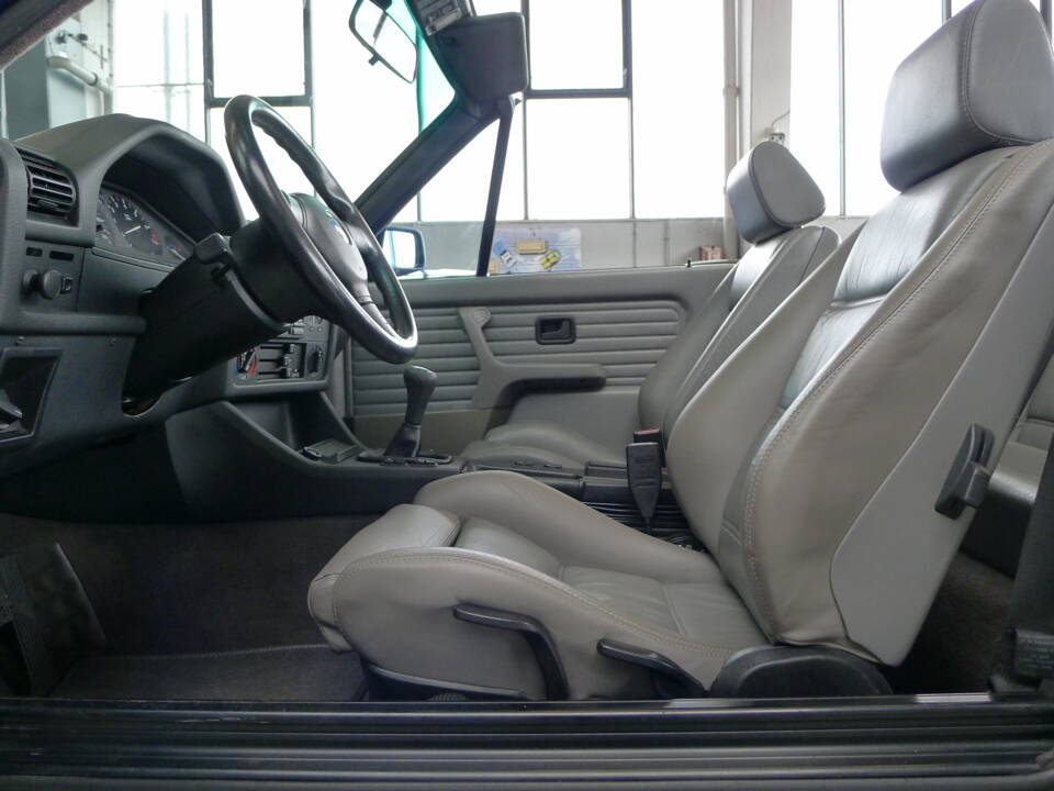 Image 35/37 of BMW 325i (1991)