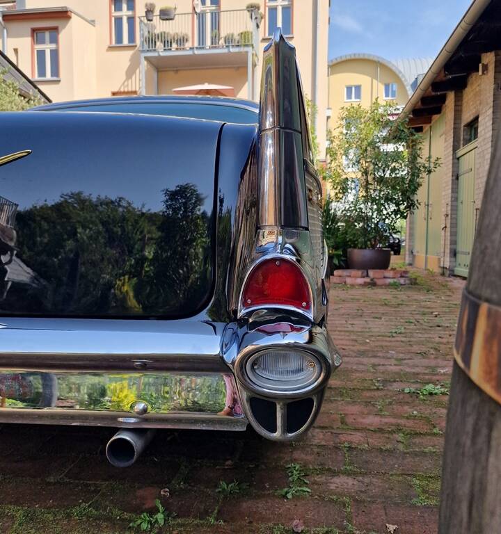 Image 17/144 of Chevrolet Bel Air Hardtop Coupe (1957)