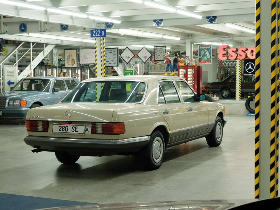 Bild 50/50 von Mercedes-Benz 280 SE (1984)