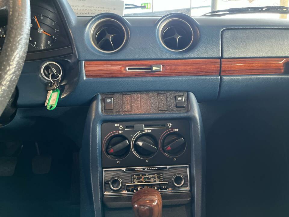 Image 20/22 of Mercedes-Benz 280 E (1977)