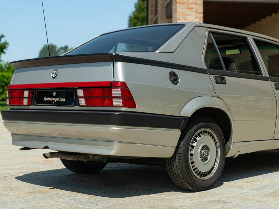 Immagine 10/50 di Alfa Romeo 75 2.0 Twin Spark (1989)