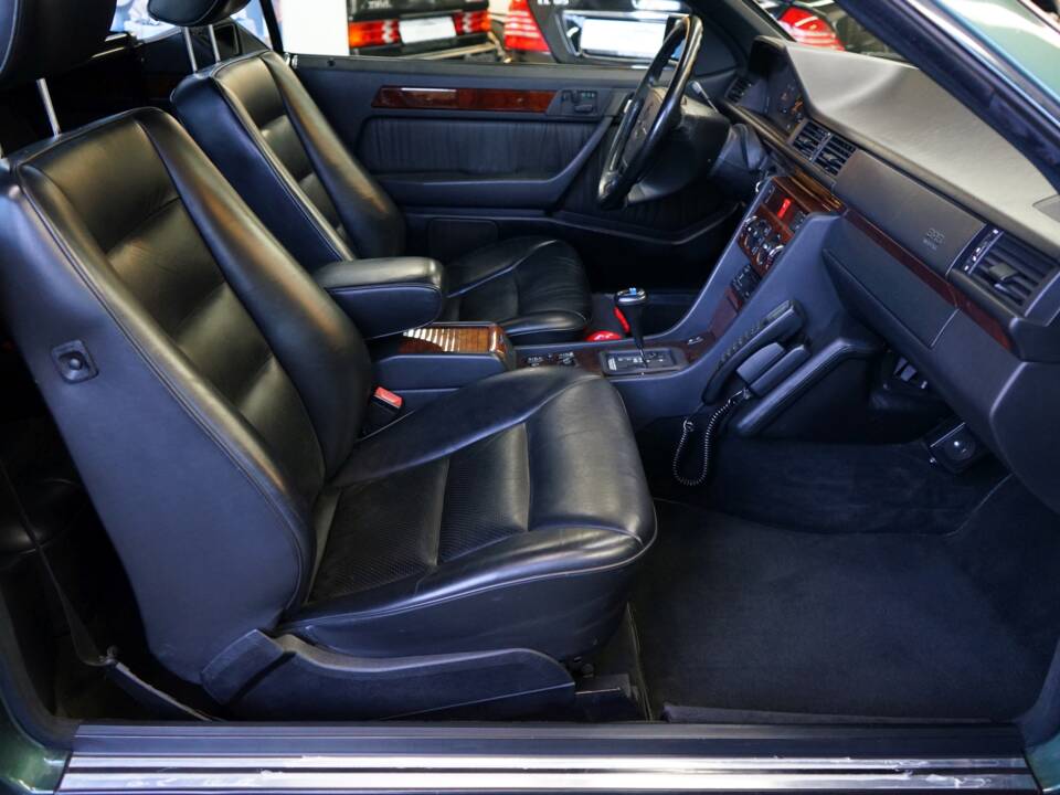 Image 16/38 of Mercedes-Benz 300 CE-24 (1992)