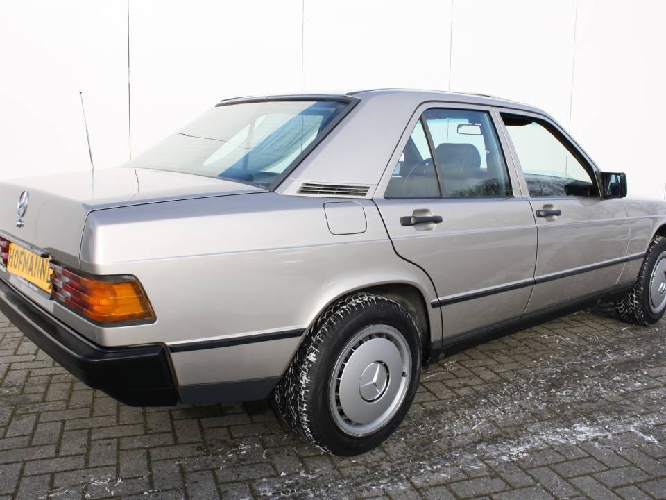 Immagine 2/12 di Mercedes-Benz 190 D (1986)