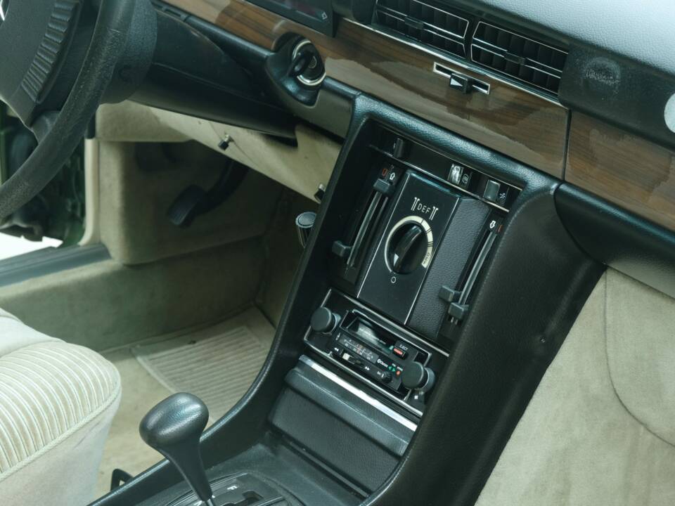 Image 42/50 de Mercedes-Benz 450 SEL 6,9 (1975)