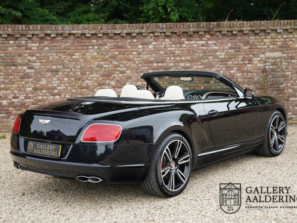 Image 25/50 of Bentley Continental GTC V8 (2014)