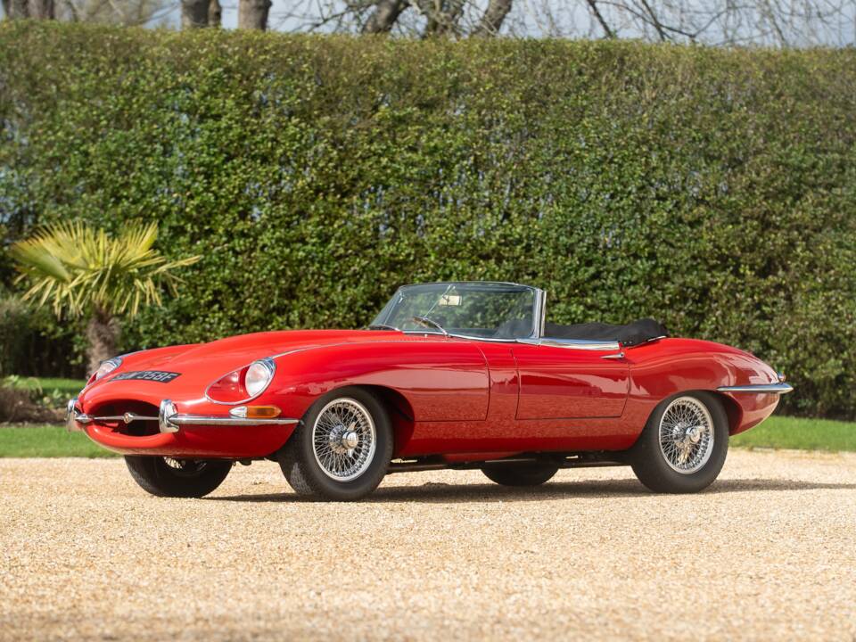Image 14/50 de Jaguar E-Type (1967)