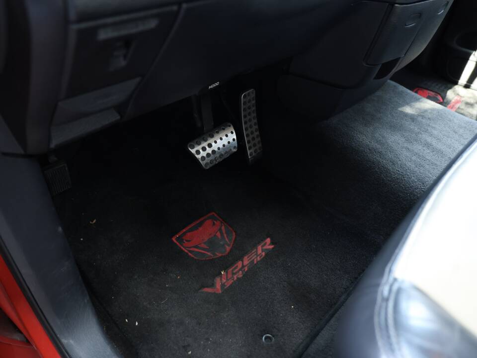 Image 40/82 of Dodge Ram SRT 10 (2005)