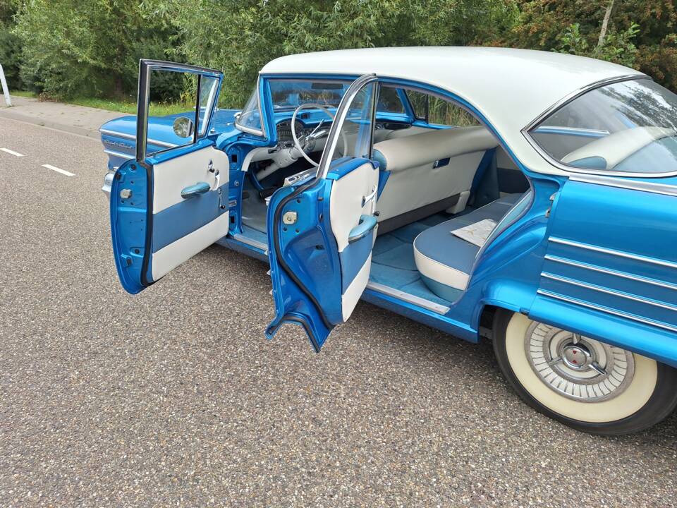 Image 13/34 of Oldsmobile Series 88 Holiday Hardtop (1958)