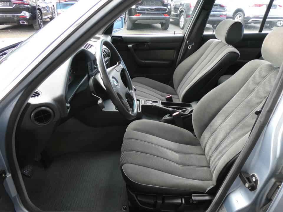 Image 9/16 of BMW 525i (1990)